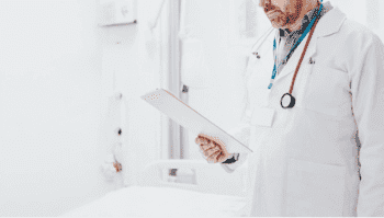 доктор изучает медицинскую карту пациента с заиканием